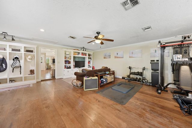 3588 Industry Road, Bleiblerville, TX 78931