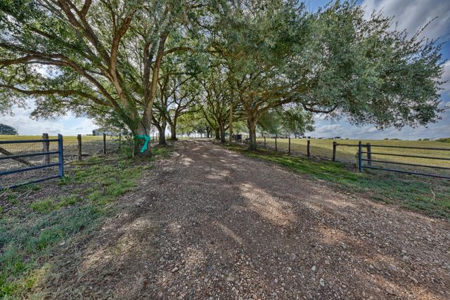 3588 Industry Road, Bleiblerville, TX 78931