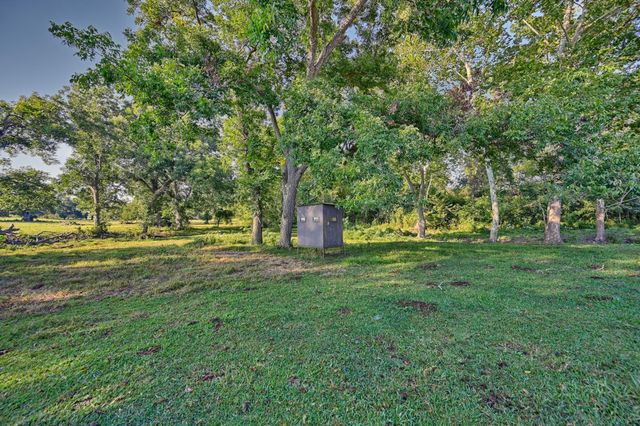 3588 Industry Road, Bleiblerville, TX 78931