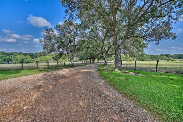3588 Industry Road, Bleiblerville, TX 78931