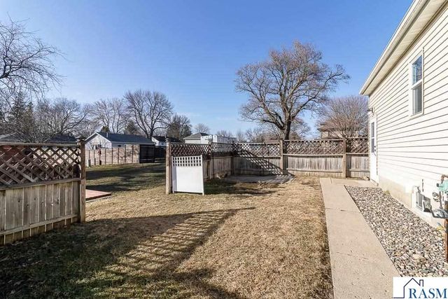 205 Park St N, Fairfax, MN 55332