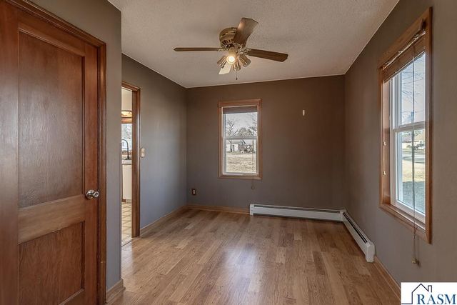 205 Park St N, Fairfax, MN 55332