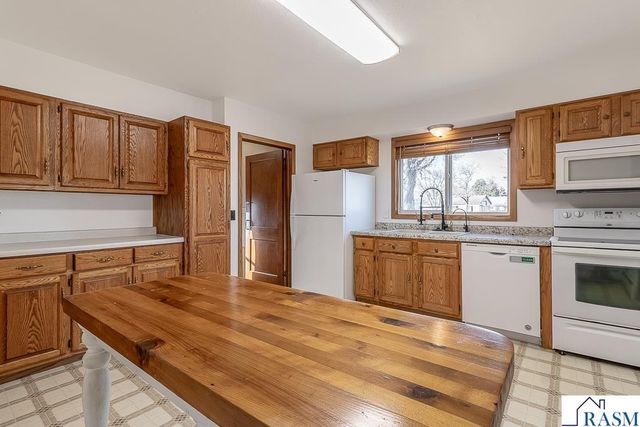 205 Park St N, Fairfax, MN 55332