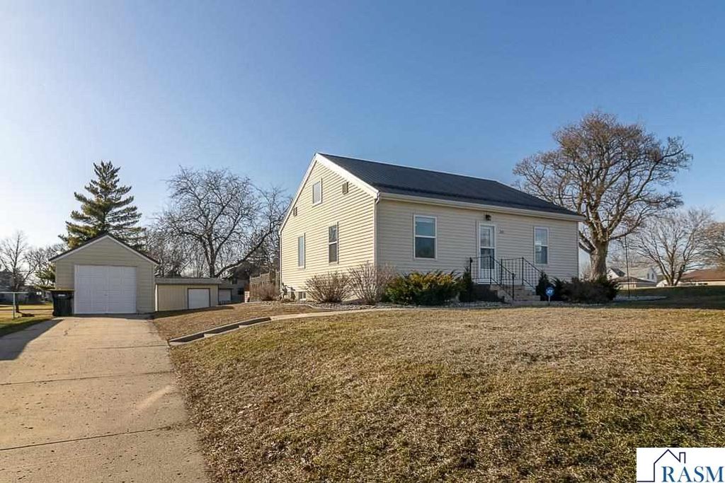 205 Park St N, Fairfax, MN 55332