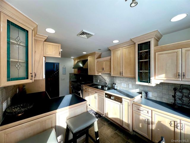 14 Rdean Place, Middletown, NY 10940