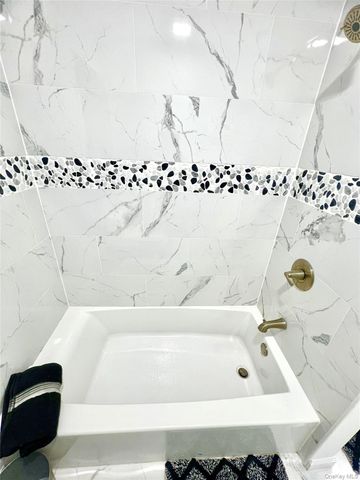 14 Rdean Place, Middletown, NY 10940