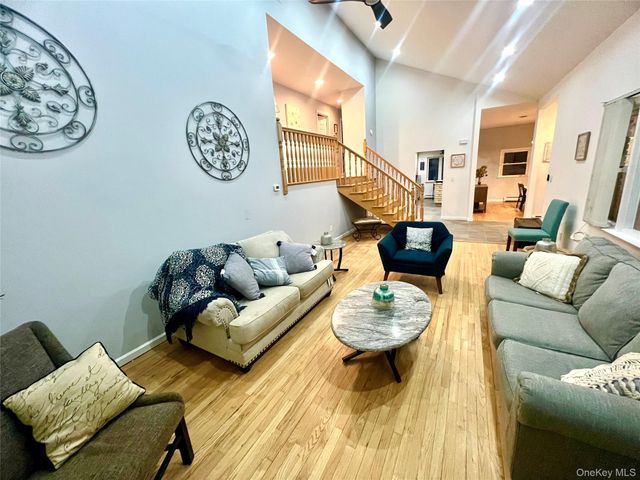 14 Rdean Place, Middletown, NY 10940