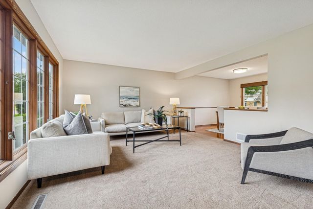 1260 Burke Avenue W, Roseville, MN 55113