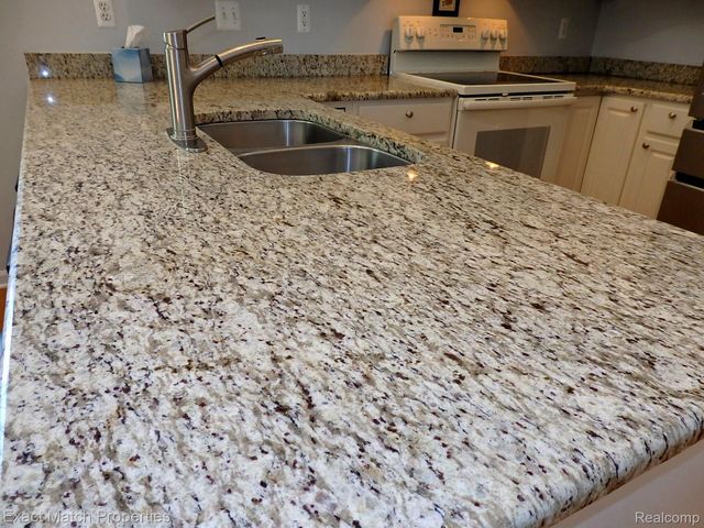 971 Sloane Court 4, White Lake Charter Township, MI 48386