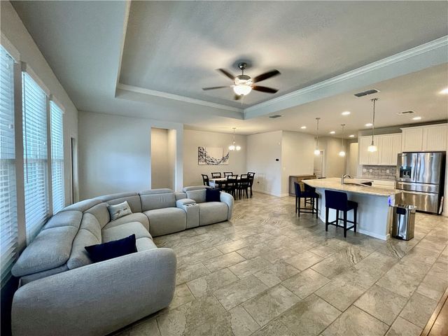 145 Highwood Dr, Rockport, TX 78382