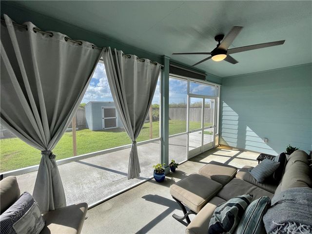 145 Highwood Dr, Rockport, TX 78382