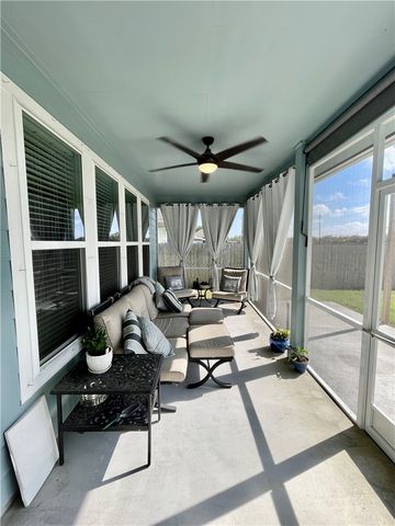 145 Highwood Dr, Rockport, TX 78382