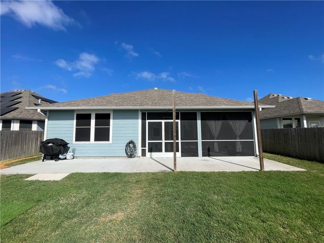 145 Highwood Dr, Rockport, TX 78382