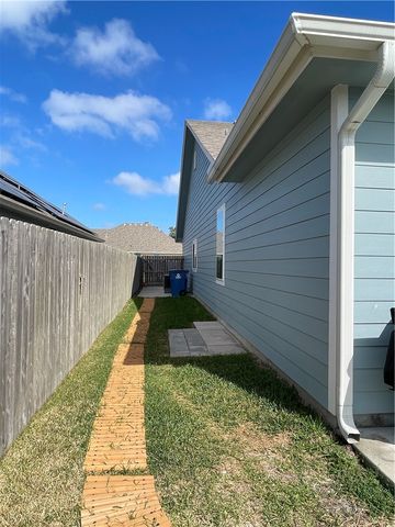 145 Highwood Dr, Rockport, TX 78382