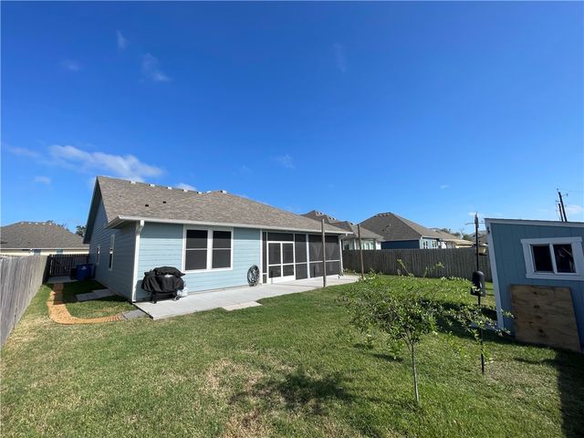 145 Highwood Dr, Rockport, TX 78382