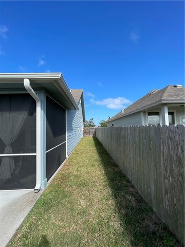 145 Highwood Dr, Rockport, TX 78382