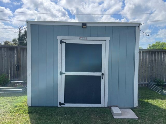 145 Highwood Dr, Rockport, TX 78382