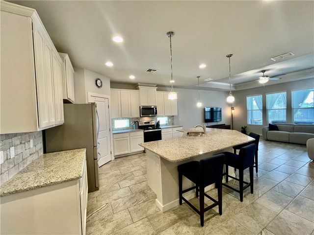 145 Highwood Dr, Rockport, TX 78382