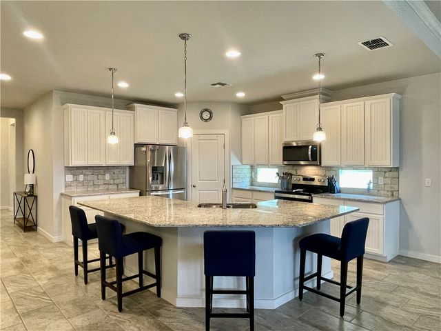 145 Highwood Dr, Rockport, TX 78382