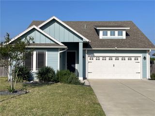 145 Highwood Dr, Rockport, TX 78382