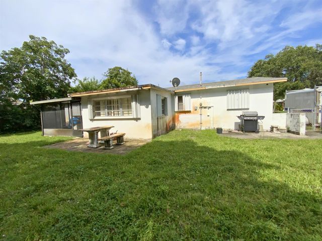 2894 SE 1st Place, Boynton Beach, FL 33435