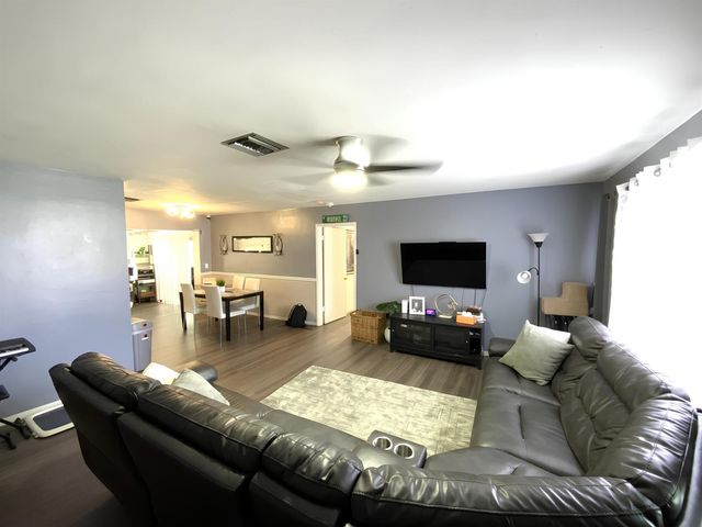 2894 SE 1st Place, Boynton Beach, FL 33435