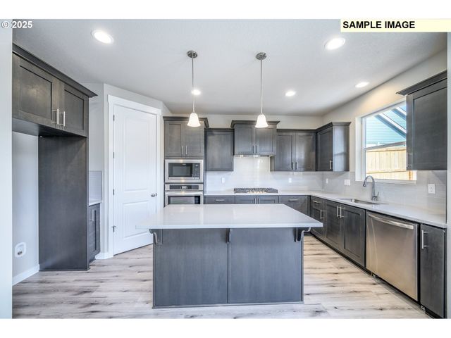 956 Ne SAGEBRUSH Dr, Estacada, OR 97023