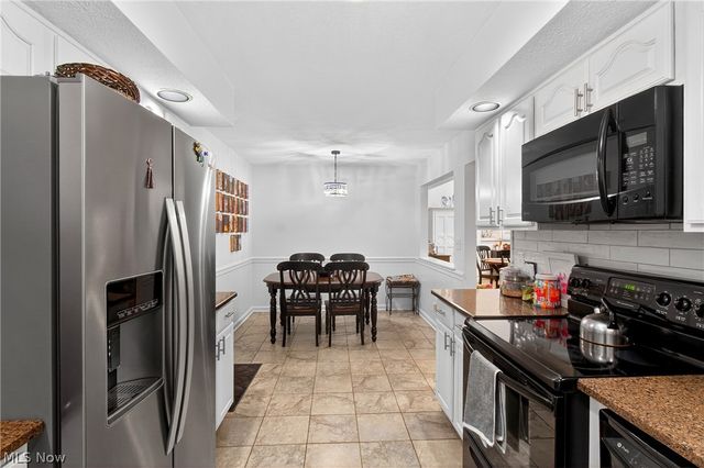 858 Sutton Place, Akron, OH 44313