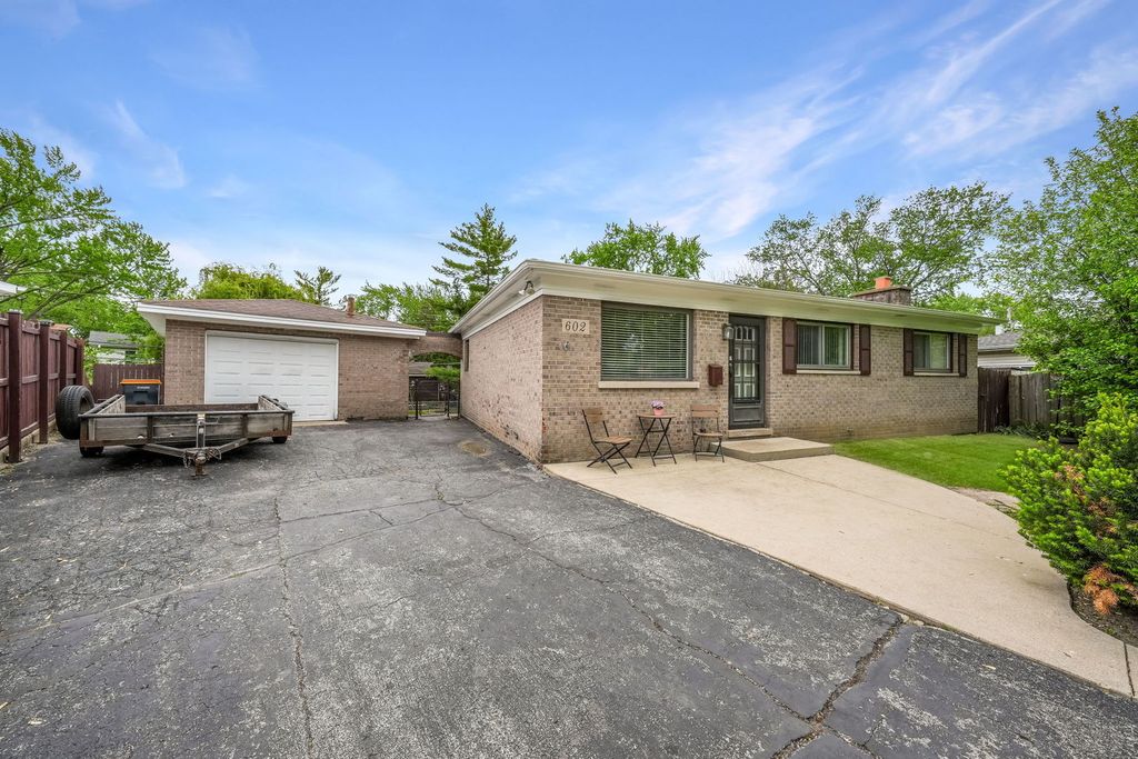 Image 2 of property listing at 602 Bluff Court, Streamwood, IL 60107