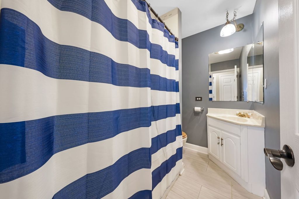 Image 12 of property listing at 602 Bluff Court, Streamwood, IL 60107