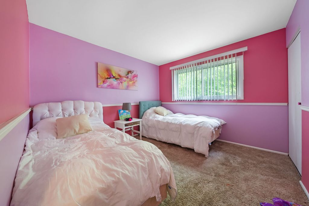 Image 13 of property listing at 602 Bluff Court, Streamwood, IL 60107