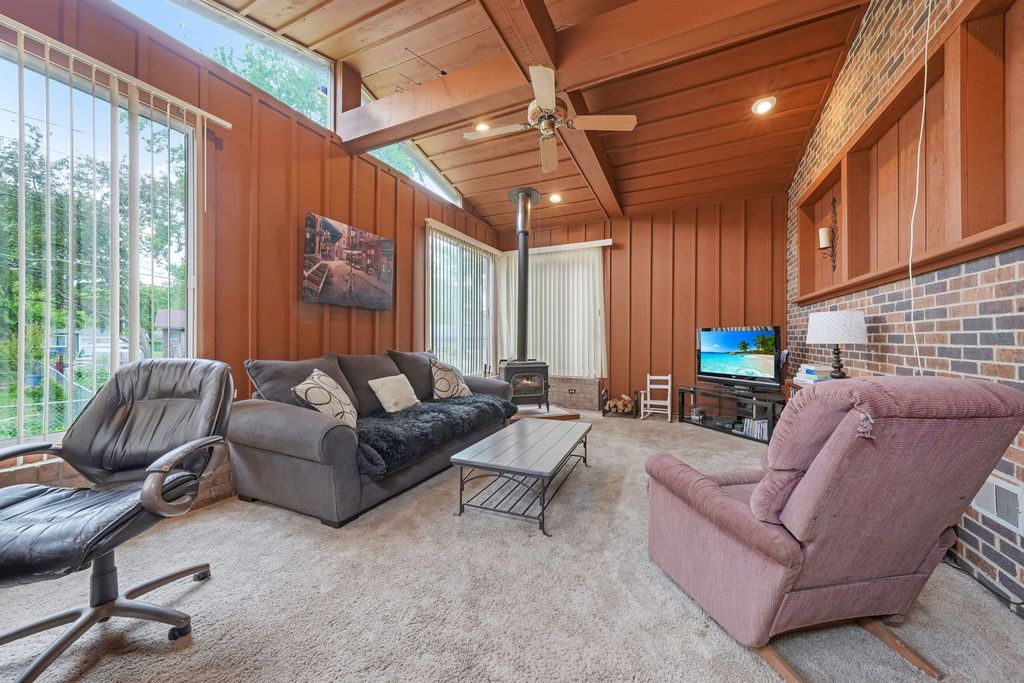 Image 14 of property listing at 602 Bluff Court, Streamwood, IL 60107