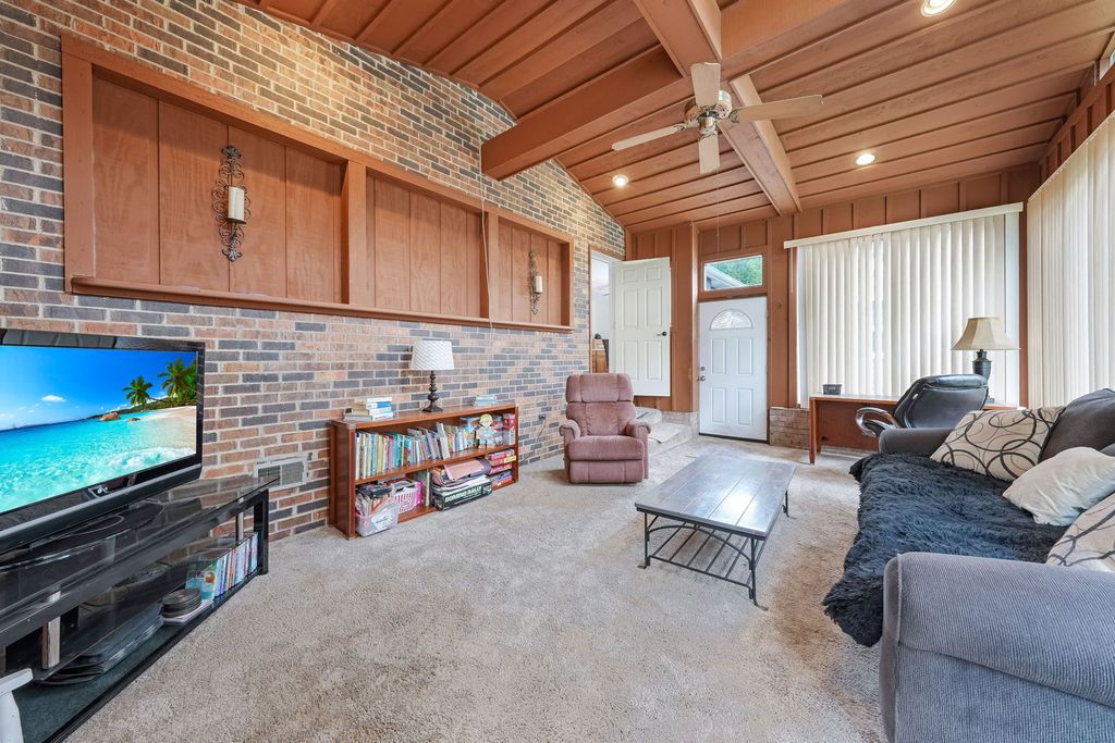 Image 15 of property listing at 602 Bluff Court, Streamwood, IL 60107