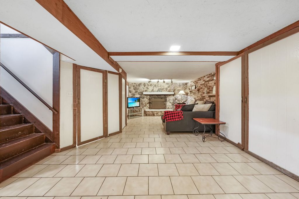 Image 16 of property listing at 602 Bluff Court, Streamwood, IL 60107