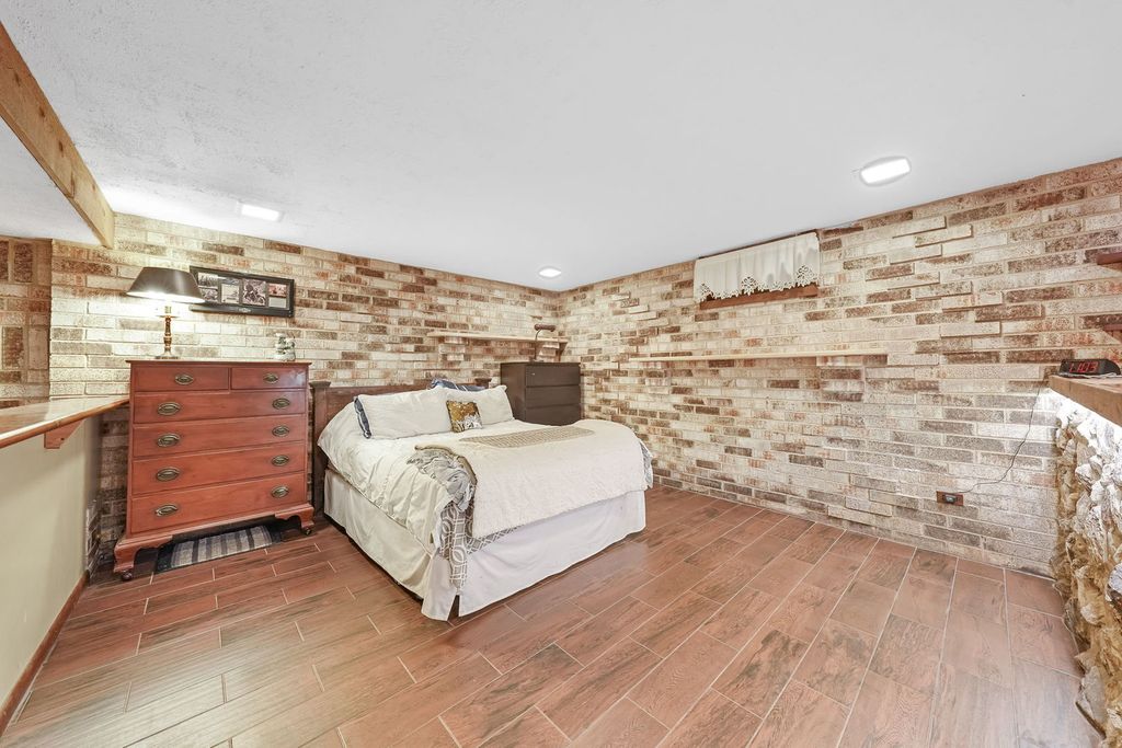 Image 17 of property listing at 602 Bluff Court, Streamwood, IL 60107