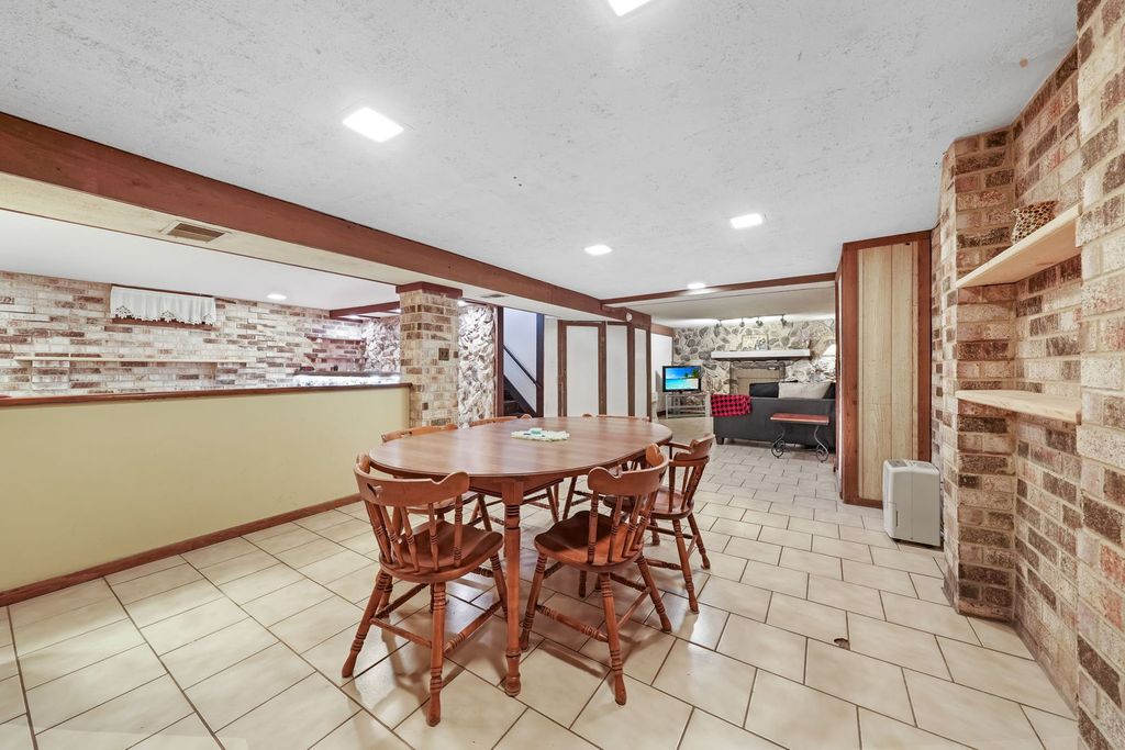 Image 19 of property listing at 602 Bluff Court, Streamwood, IL 60107