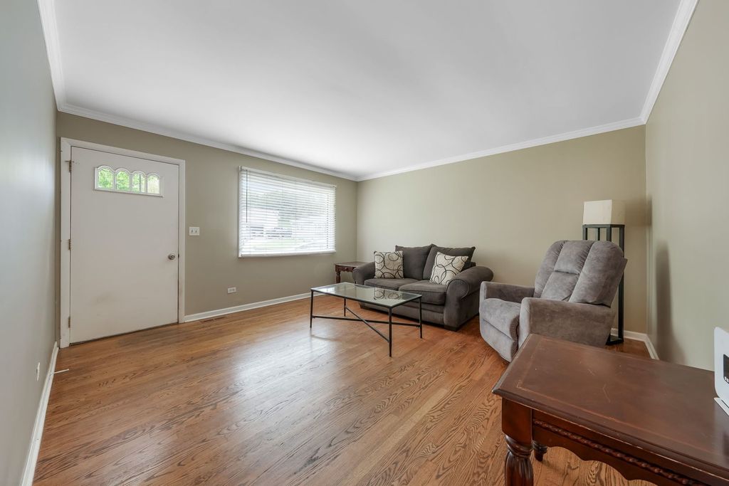 Image 3 of property listing at 602 Bluff Court, Streamwood, IL 60107