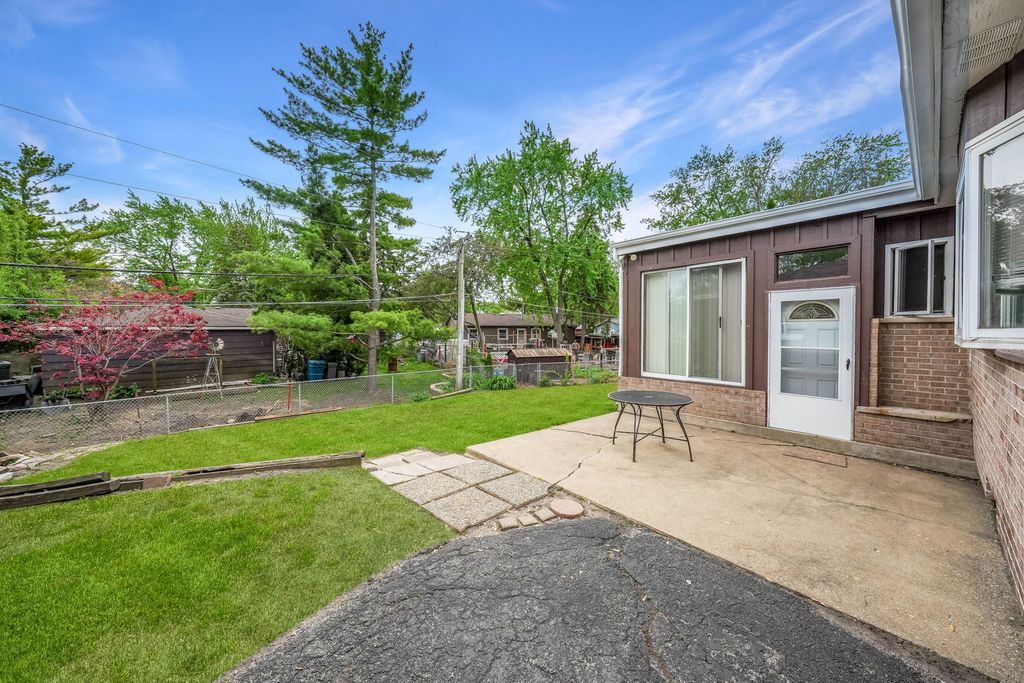 Image 21 of property listing at 602 Bluff Court, Streamwood, IL 60107