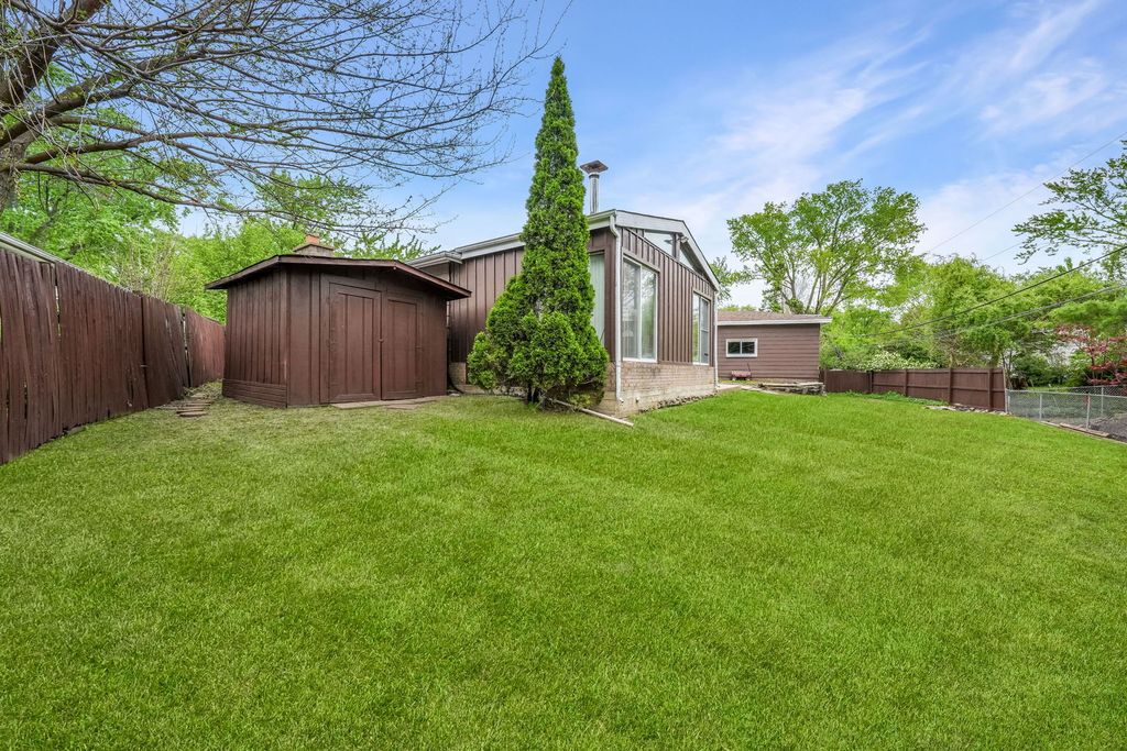 Image 22 of property listing at 602 Bluff Court, Streamwood, IL 60107