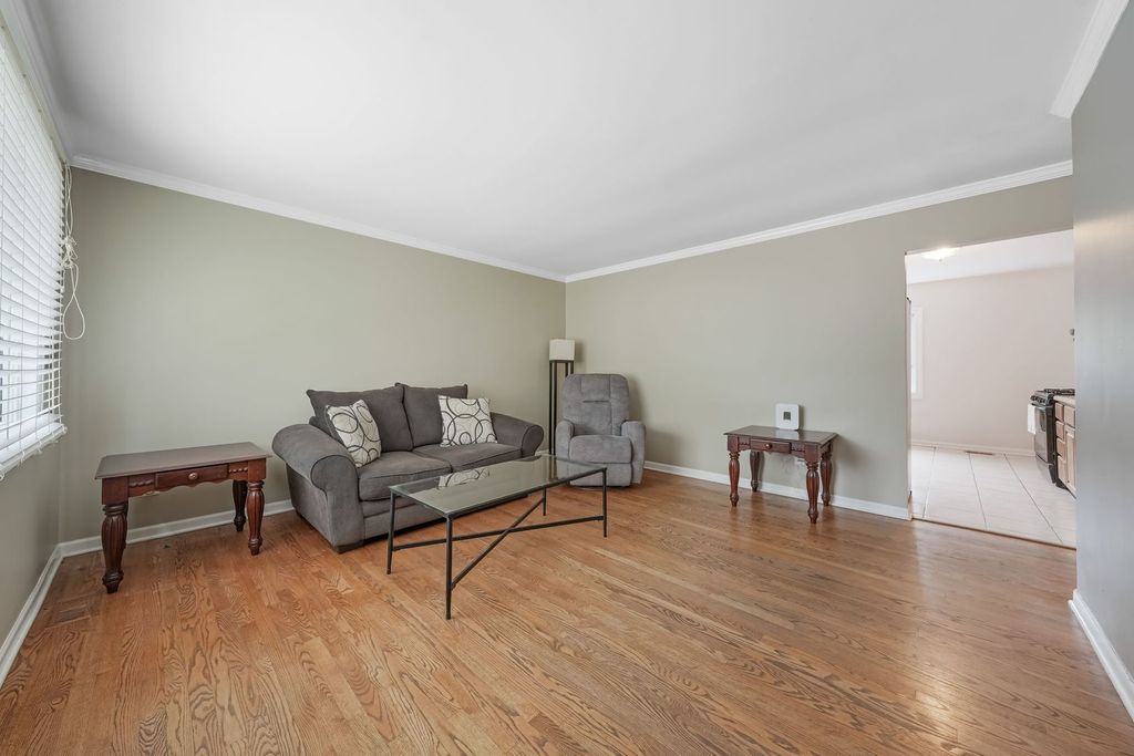 Image 4 of property listing at 602 Bluff Court, Streamwood, IL 60107