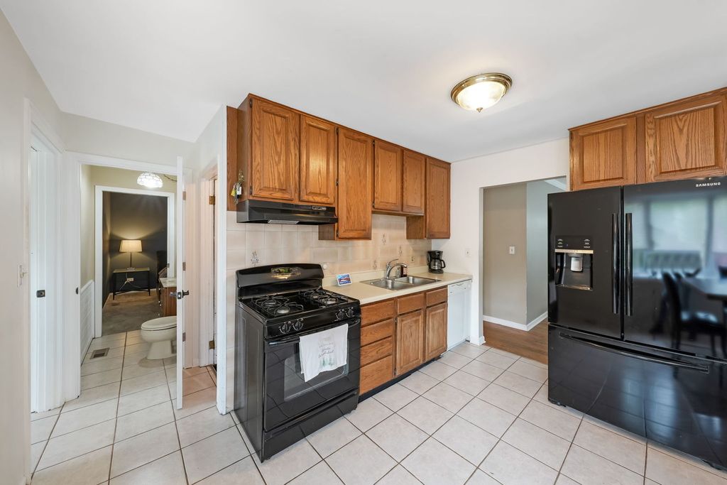 Image 5 of property listing at 602 Bluff Court, Streamwood, IL 60107
