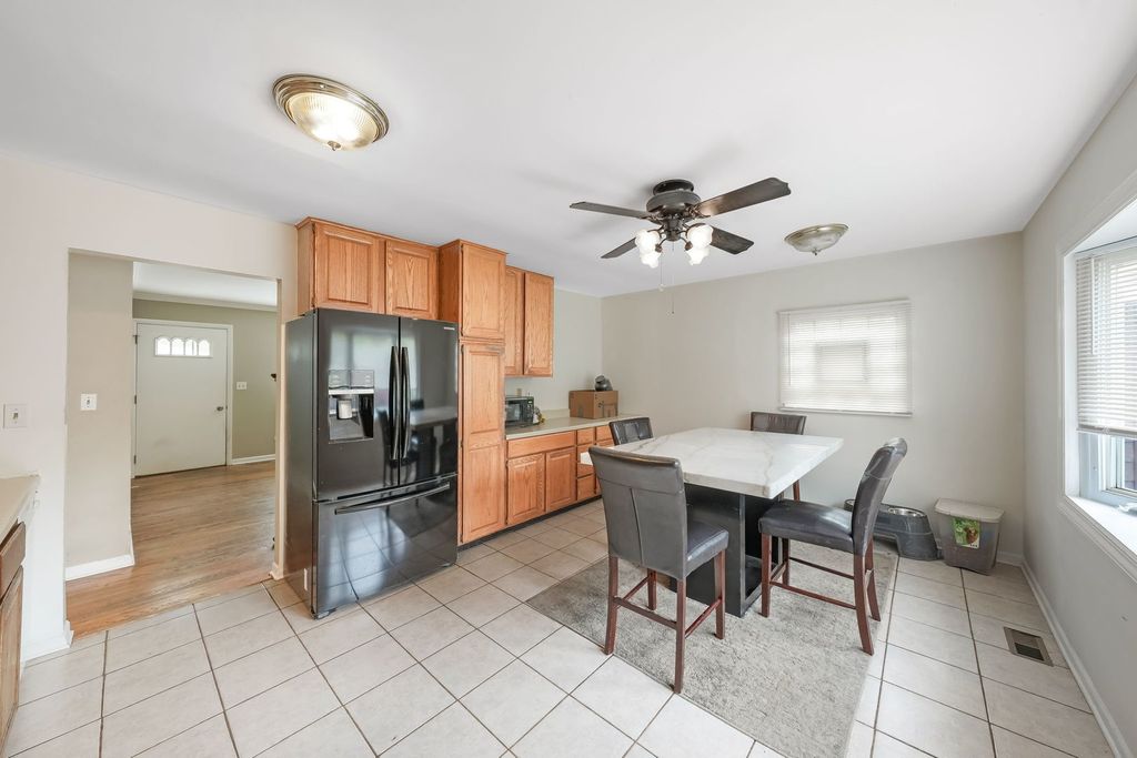 Image 6 of property listing at 602 Bluff Court, Streamwood, IL 60107