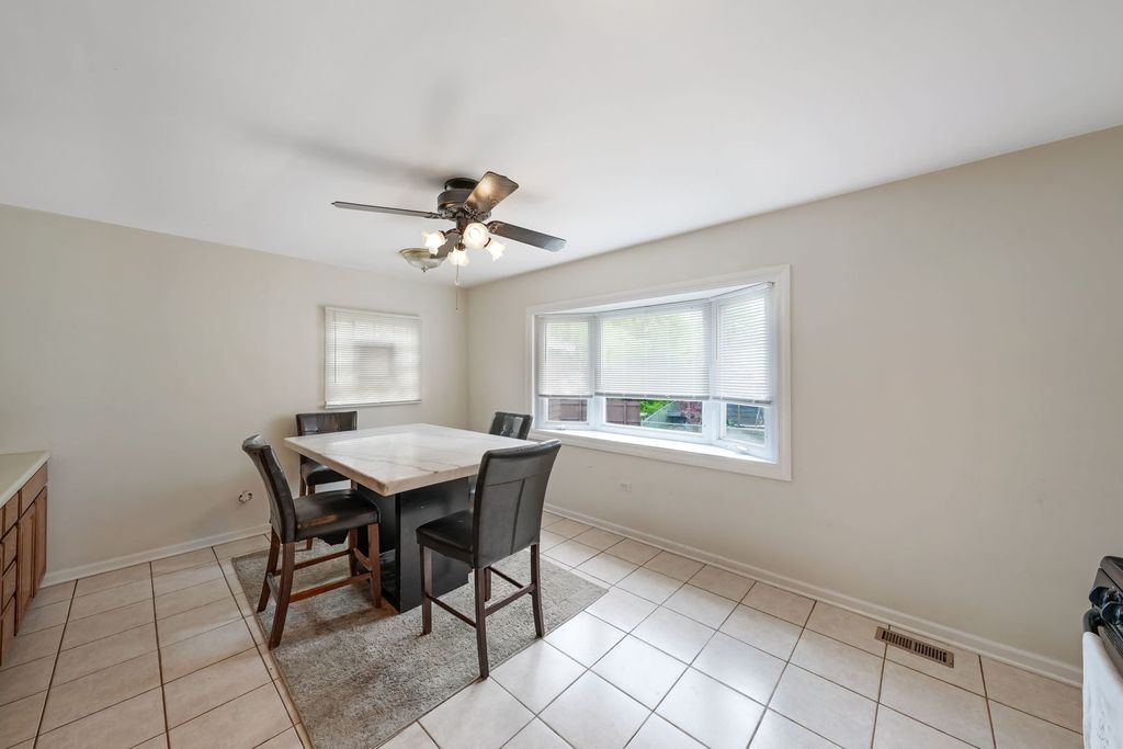 Image 7 of property listing at 602 Bluff Court, Streamwood, IL 60107