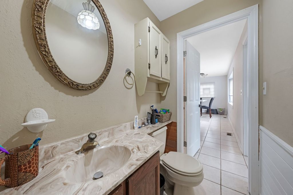 Image 10 of property listing at 602 Bluff Court, Streamwood, IL 60107