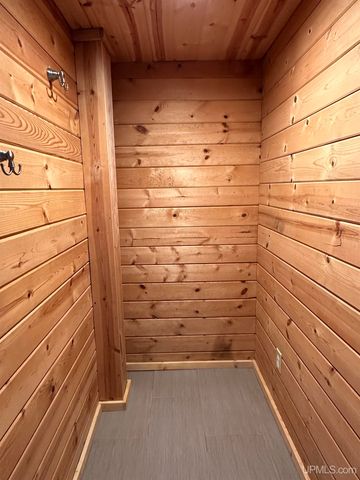 1508 S Grant Street, Iron Mountain, MI 49801