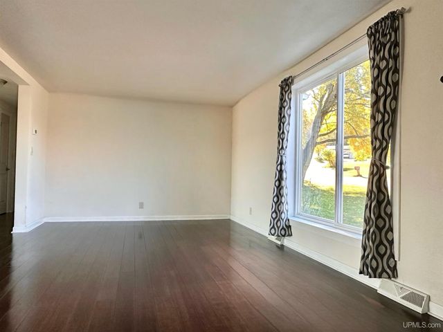 1508 S Grant Street, Iron Mountain, MI 49801