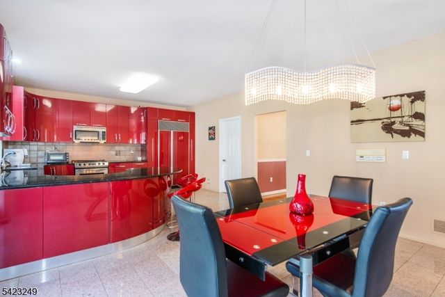 10 Pierson Ct, Mahwah Twp., NJ 07430