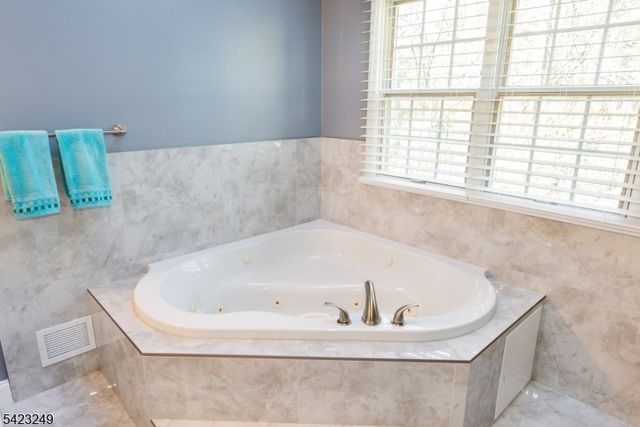 10 Pierson Ct, Mahwah Twp., NJ 07430