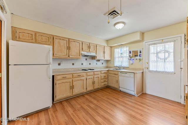 933C Thornhill Court, Lakewood, NJ 08701
