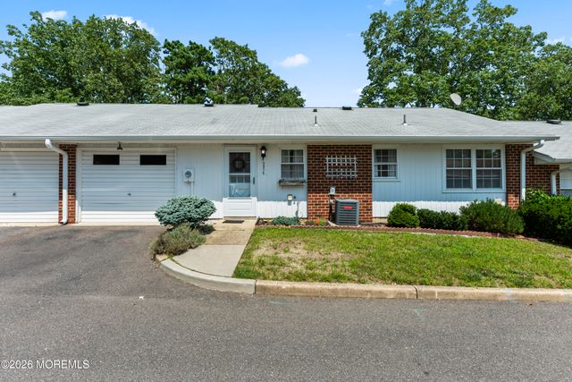 933C Thornhill Court, Lakewood, NJ 08701